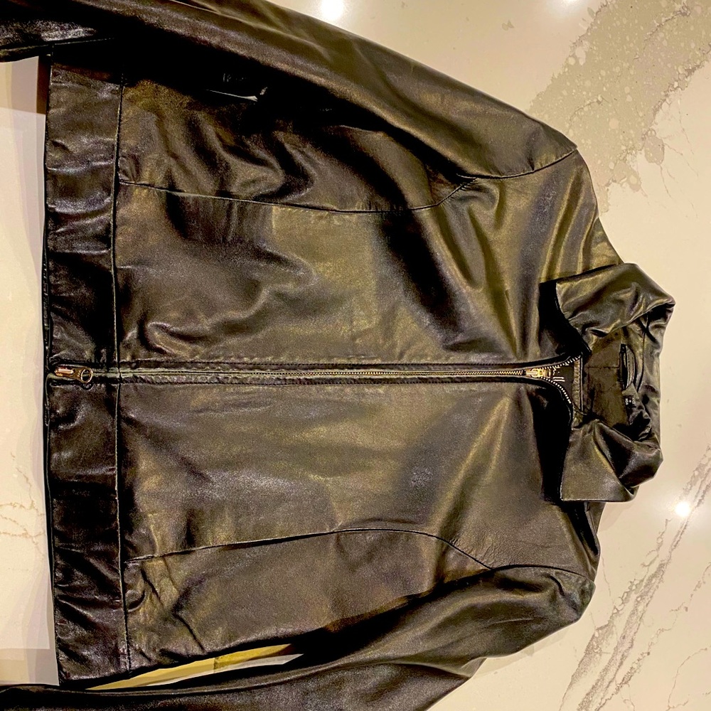 Short, slim fit leather jacket